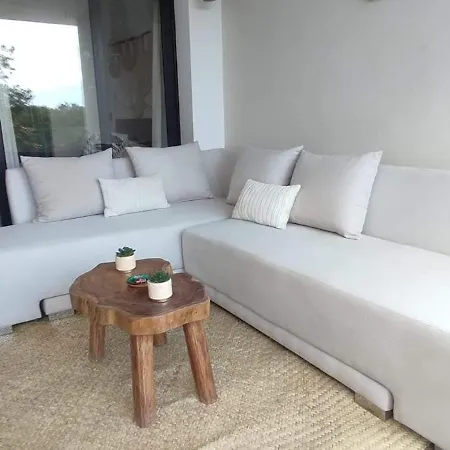 Jungle Oasis Studio: Beachside Retreat With Pool And Amenities