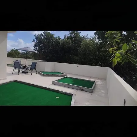 Jungle Oasis Studio: Beachside Retreat With Pool And Amenities *