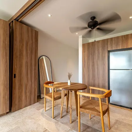 Lux With Private Balcony, Rooftop Pool, Gym