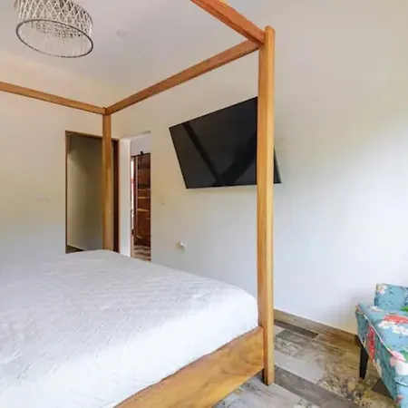 Unwind At Magdalena, Private With 3 Bedrooms, Rooftop Pool And Fast Wi-fi For Digital Nomads Holiday home