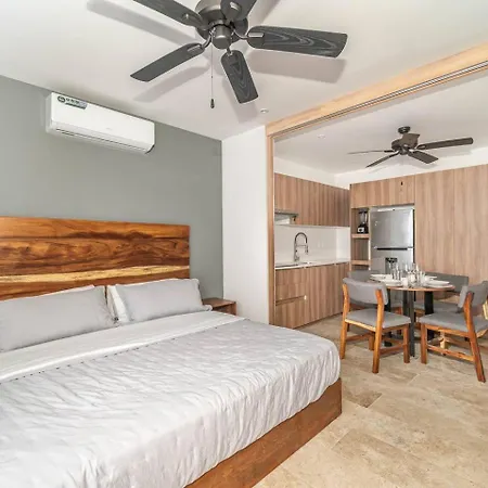King With Private Balcony, Rooftop Pool, Gym Holiday home