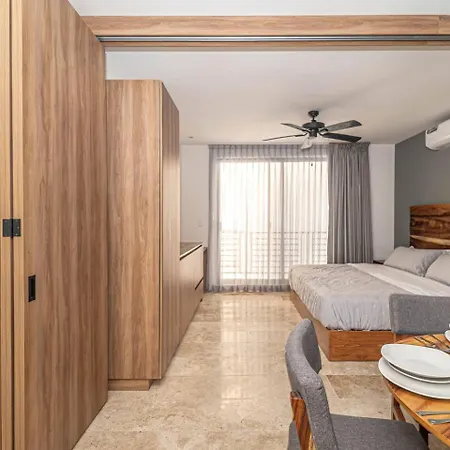 King With Private Balcony, Rooftop Pool, Gym *