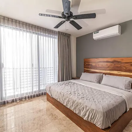 King With Private Balcony, Rooftop Pool, Gym Holiday home