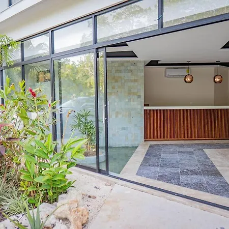 Level With Minifridge Microwave And Splash Pool