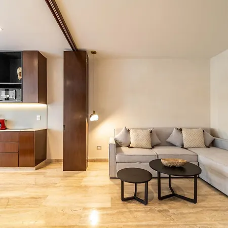 Holiday home 1br Plunge Pool, Rooftop Pool, Gym, Kids Playroom *