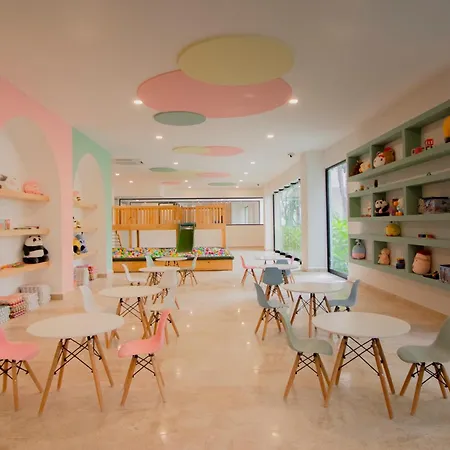2br, 2baths, Rooftop Pool, 15 Minutes From