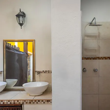 Casa Frida Hotel *
