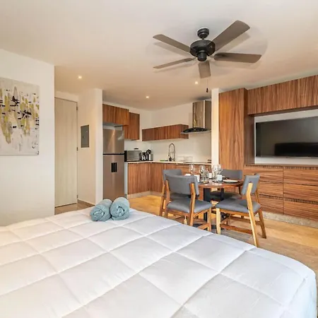 Сasa de vacaciones King With Private Balcony, Gym, Rooftop Pool