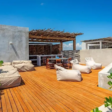 Beachfront 3Br Escape With Rooftop Sea Tankah Bay Apartment