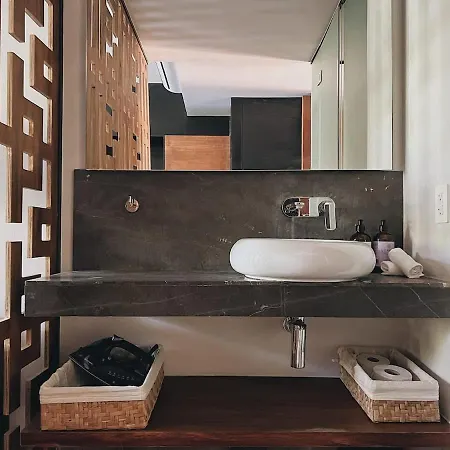 3 Pools At Main Avenue *