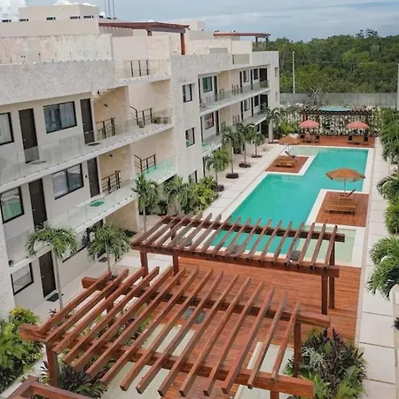 Luxury Near Beach, Fast Wifi & Pool Apartment *