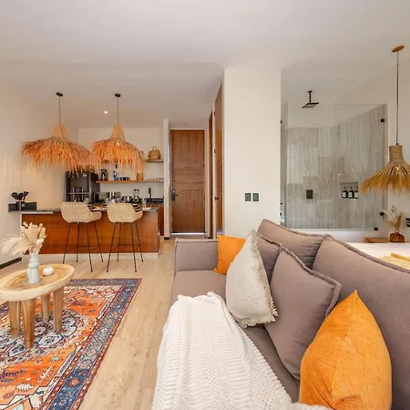 Two Level Penthouse W Rooftop Pool And Sunset Apartment