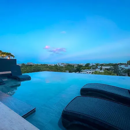 Two Level Penthouse W Rooftop Pool And Sunset