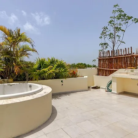 Spacious Penthouse With Private Rooftop & Jacuzzi