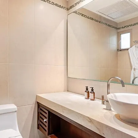 Spacious Penthouse With Private Rooftop & Jacuzzi *