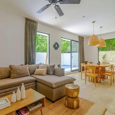 Tropical Retreat: Scooters, Hot Tub, Pool, Projector Apartment *
