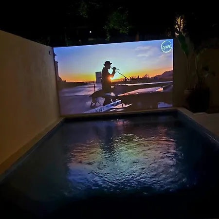 Apartment Tropical Retreat: Scooters, Hot Tub, Pool, Projector