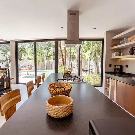 Chumuuk - Modern 5br Sanctuary With Large Pool And Rooftop Terrace