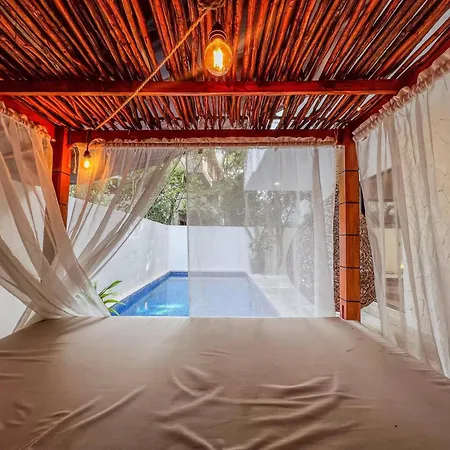 Apartment Tropical Retreat: Scooters, Hot Tub, Pool, Projector