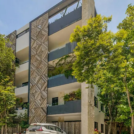 Apartment Tropical Retreat: Scooters, Hot Tub, Pool, Projector