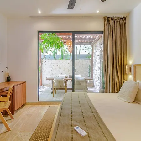 Apartment Tropical Retreat: Scooters, Hot Tub, Pool, Projector *