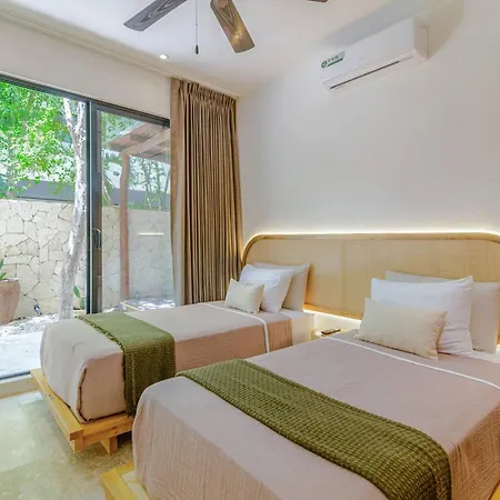 Tropical Retreat: Scooters, Hot Tub, Pool, Projector