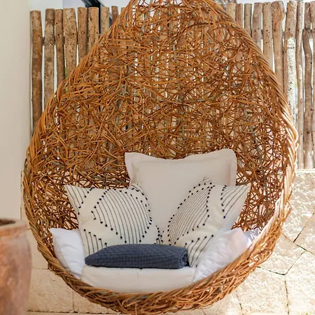Apartment Tropical Retreat: Scooters, Hot Tub, Pool, Projector *
