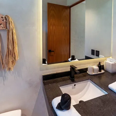 Chumuuk - Modern 5br Sanctuary With Large Pool And Rooftop Terrace *