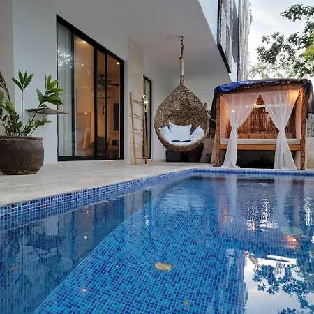 Tropical Retreat: Scooters, Hot Tub, Pool, Projector *