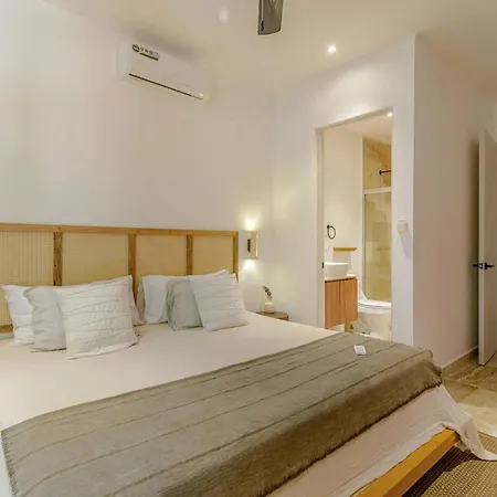 Tropical Retreat: Scooters, Hot Tub, Pool, Projector Apartment