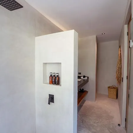 Apartment Chumuuk - Modern 5br Sanctuary With Large Pool And Rooftop Terrace