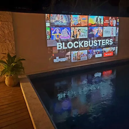 Apartment Tropical Retreat: Scooters, Hot Tub, Pool, Projector *