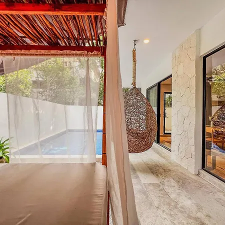 Tropical Retreat: Scooters, Hot Tub, Pool, Projector *