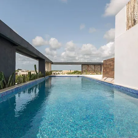 Tropical Retreat: Scooters, Hot Tub, Pool, Projector *