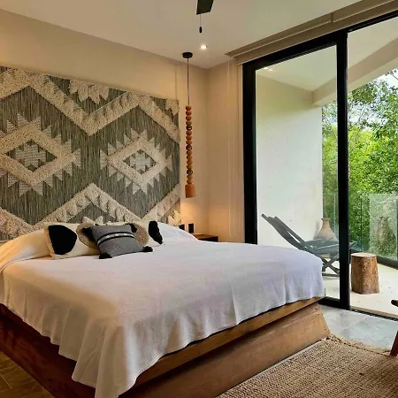 Kataluum- Luxurious Eco-chic Ph With Pool