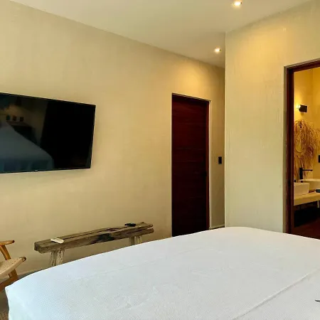 Kataluum- Luxurious Eco-chic Ph With Pool