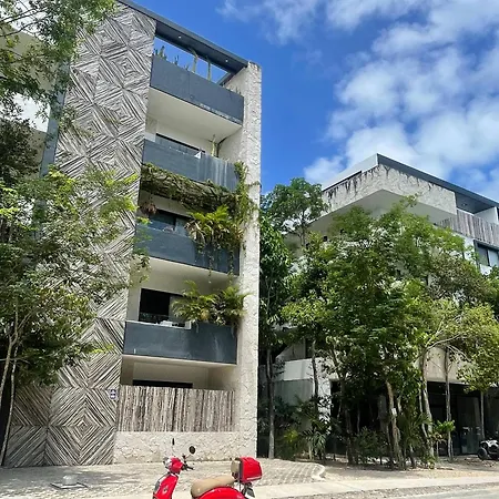 Tropical Retreat: Scooters, Hot Tub, Pool, Projector Apartment Tulum