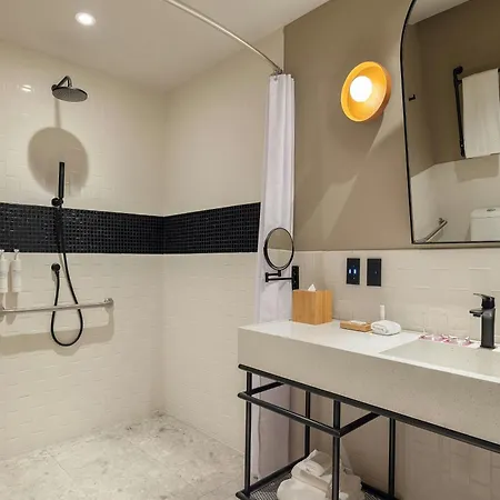 Moxy 3*