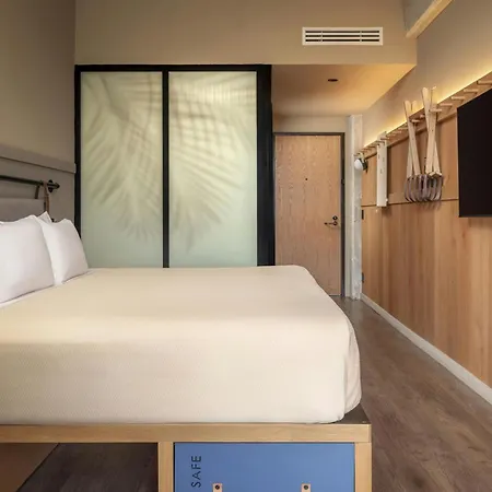 Moxy 3*
