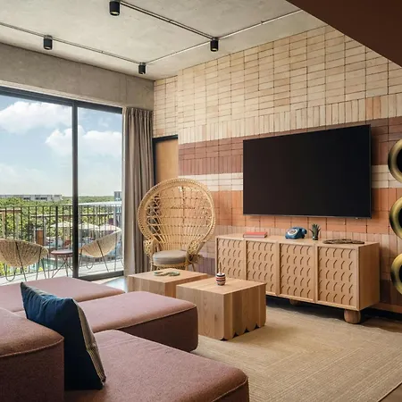 Moxy Hotel 3*