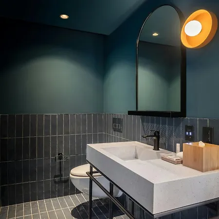 Moxy 3*