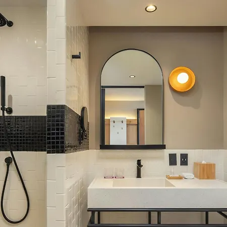 Moxy 3*