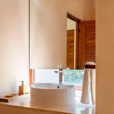 Private 6br Jungle Compound With Rooftop Pool Holiday home *