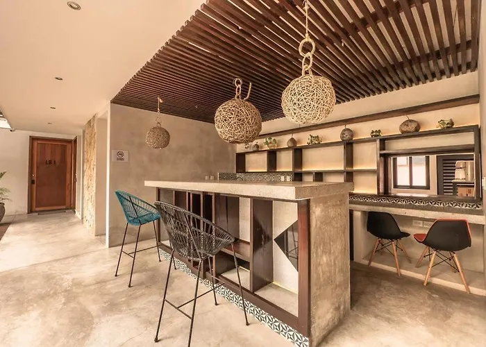 2Br, 2 Pools, Gym, 15Min From Beach