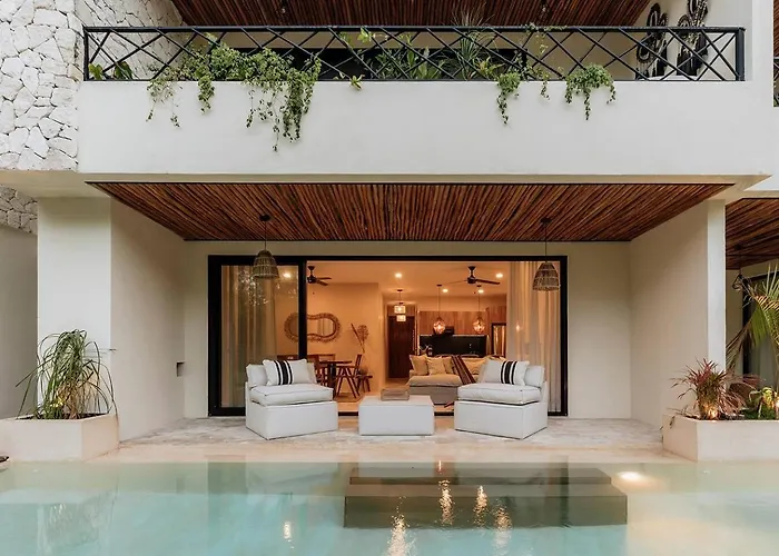 Itza Jungle Queen Swim Up With Beach Club Access