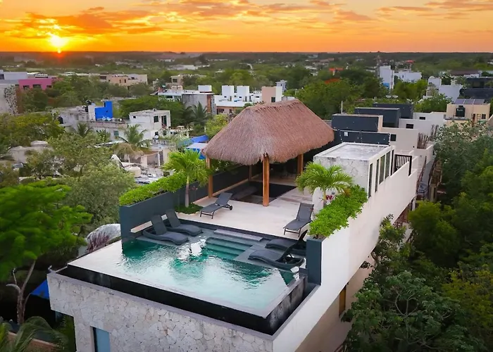 Two Level Penthouse W Rooftop Pool And Sunset