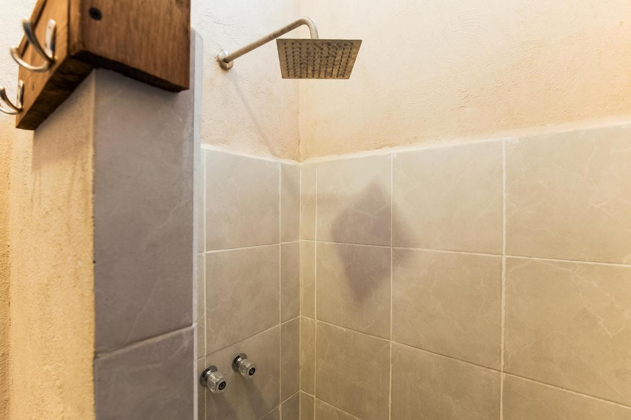 Oyo Jarro Cafe Hotel