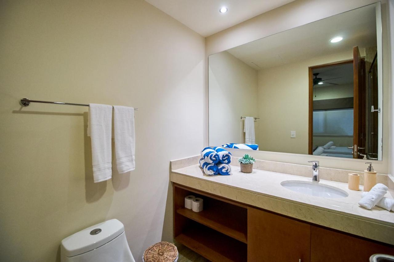 Apartment Luxury Poolside Gem With Pool, Jacuzzi & Gym *