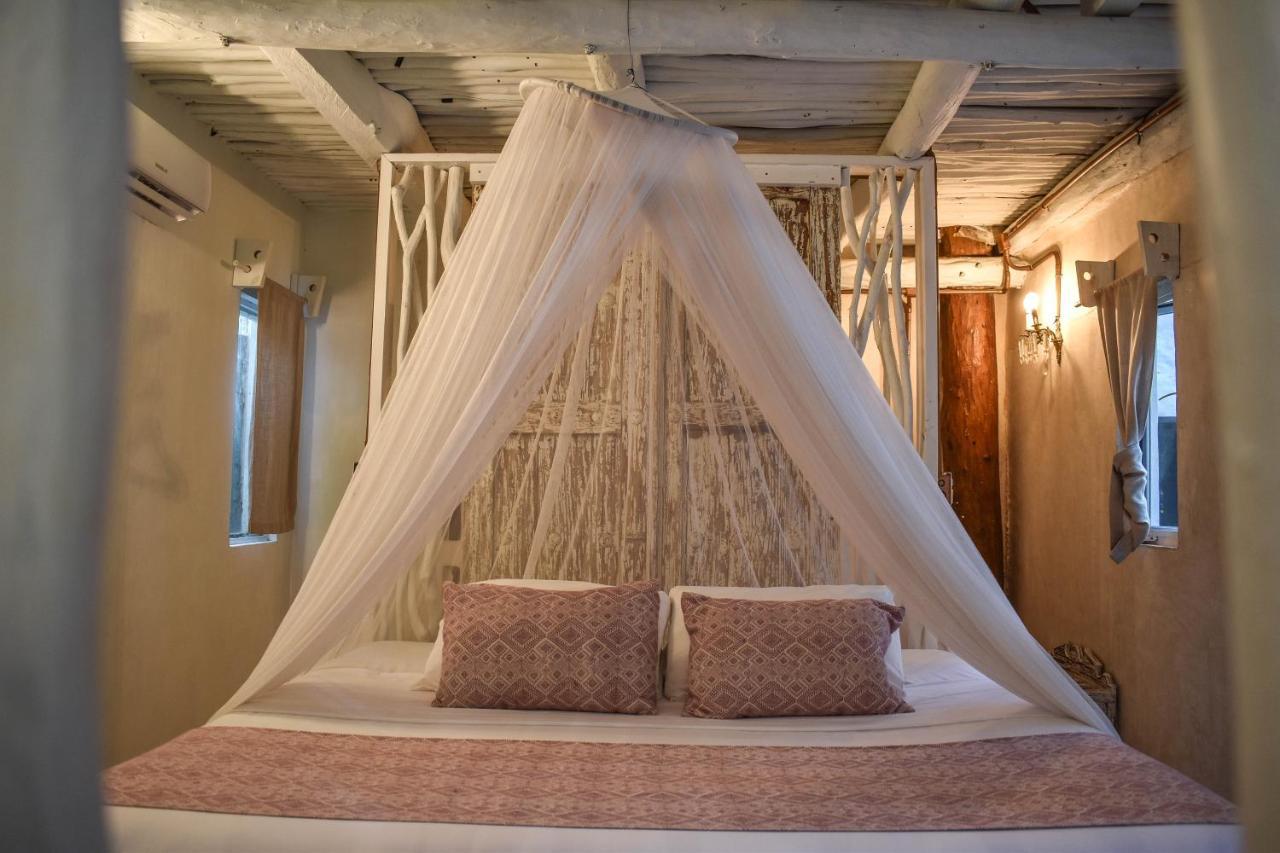 Lamar Front And Pool Tulum