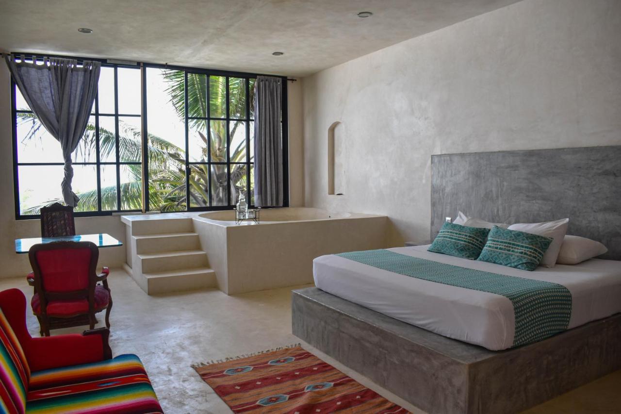 Hotel Lamar Front And Pool 3*